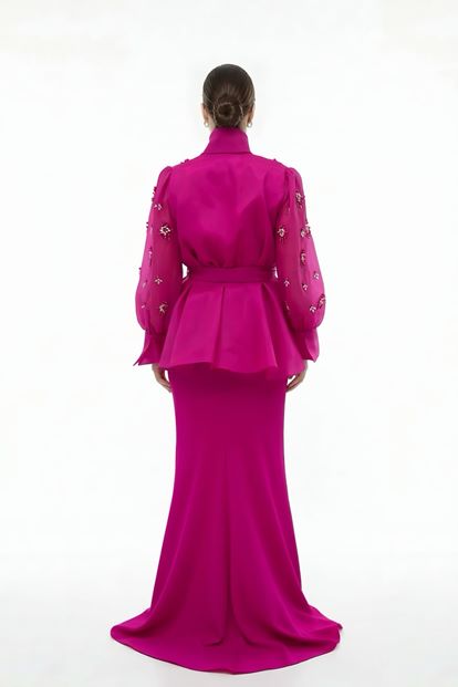 طقم فستان سهرة بمقاسات كبيرة، يتألف من جاكيت شيفون مزين باللؤلؤ باللون الفوشيا وفستان داخلي 